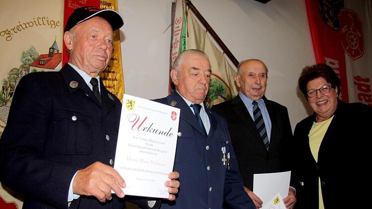 Die für 70-jährige Mitgliedschaft Geehrten mit Barbara StammRichard Sänger