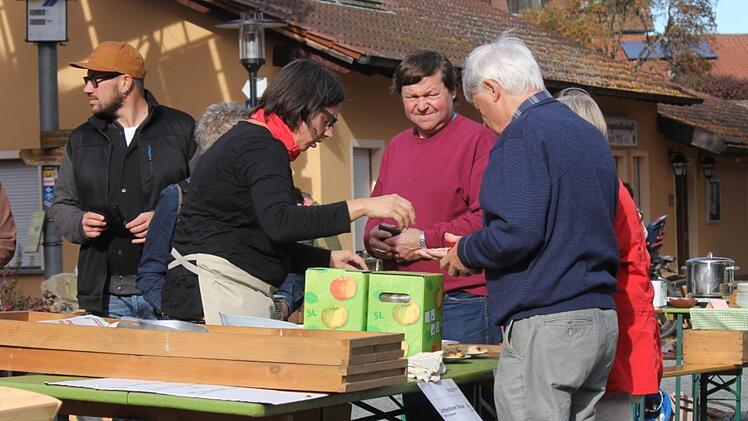 Gerne wurde frischer Apfelsaft auch mit nach Hause genommen