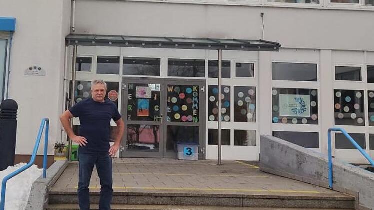 Heribert Beck vor "seiner" Schule. Einerseits freut er sich auf  den Ruhestand. Anderseits wird er den Schulbetrieb mit Lehrern und  Schülern vermissen. Foto: Sabine Kreil