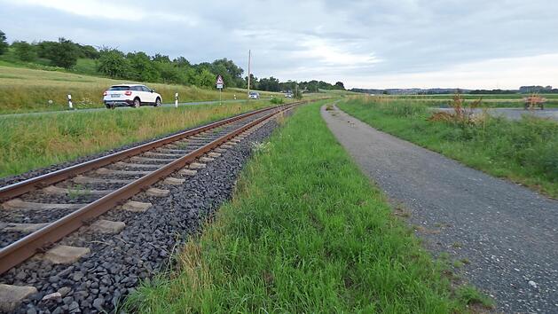 Auf Kirchehrenbacher Grund ist der bahnbegleitende Radweg in Richtung Wiesenthau bereits angelegt. Die Kreisstra&szlig;e (links) sollte auf Antrag der CSU f&uuml;r Radfahrer k&uuml;nftig gesperrt werden sollte.