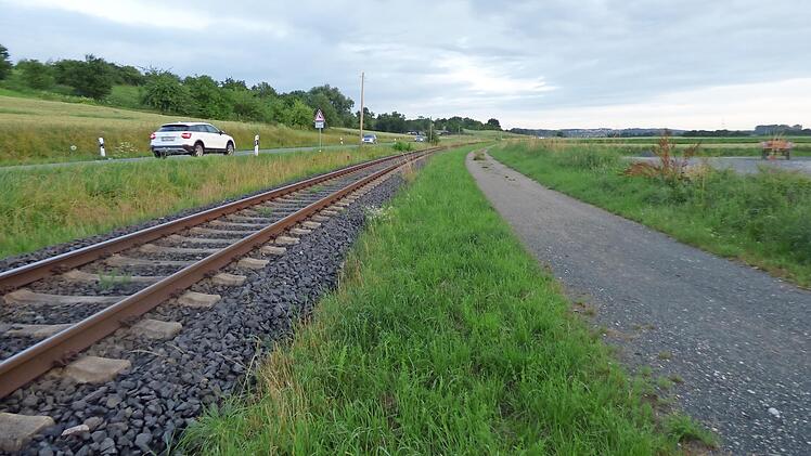 Auf Kirchehrenbacher Grund ist der bahnbegleitende Radweg in Richtung Wiesenthau bereits angelegt. Die Kreisstraße (links) sollte auf Antrag der CSU für Radfahrer künftig gesperrt werden sollte.