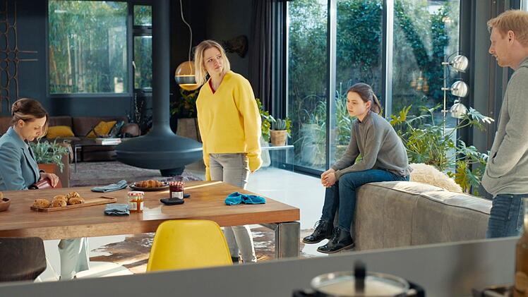 Wie geht es nun weiter mit der Teenagerin? Im Drama "When fucking Spring is in the Air" diskutieren vor schicker Kulisse (von links) Ewa (Julia Kijowska), Kasia (Ada Szczepaniak), Ania (Nadine Ignas) und Leszek (Cezary Lukaszewicz).