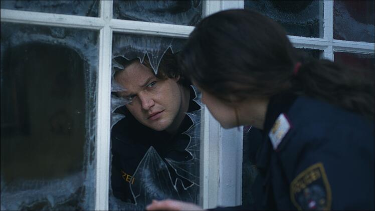 Das Polizisten-Duo Oliver (Dominic Marcus Singer) und Greta (No&euml;mi Krausz) geht h&ouml;chst unterschiedlich an die Mordermittlungen heran.