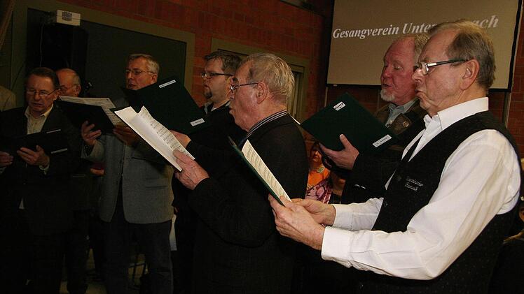 Mit sonoren Stimmen erzählten die Sänger aus Untersteinach die Geschichte vom Russen Jaschka und seiner Liebsten.