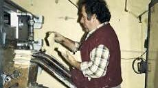 Gottfried Schneid beim Bau eines Dampfbackofens (1987) Foto: privat