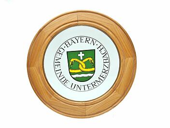 So ein Bierdeckel, aber noch weitere Exponate werden gezeigt.