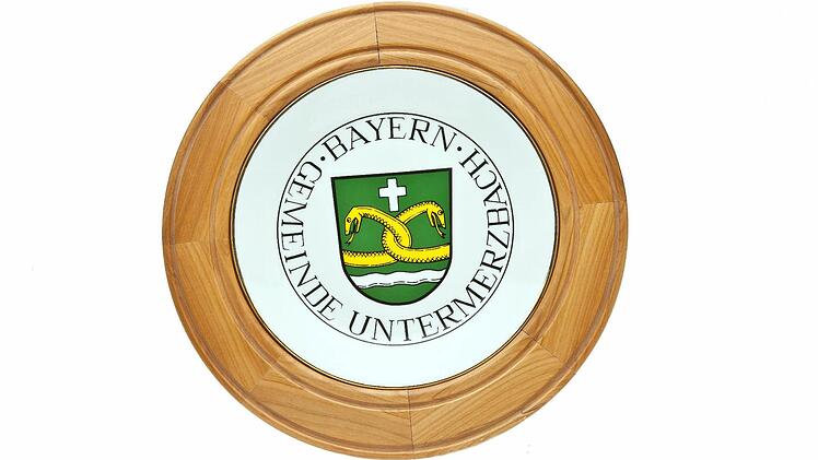 So ein Bierdeckel, aber noch weitere Exponate werden gezeigt.