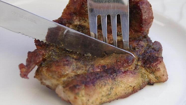 Ob man das Steak lieber rosa oder durch mag, ist Geschmackssache. Gut gewürzt sollte es aber sein. Foto: Dominic Meißner