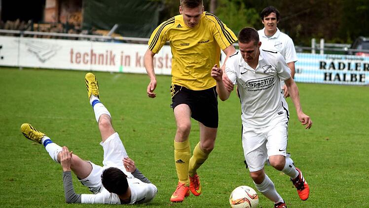 IN dieser Szene setzt sich der Lettenreuther Au&szlig;enst&uuml;rmer Marco Lins gegen einen Lichtenfelser durch. Foto: Dieter Radziej