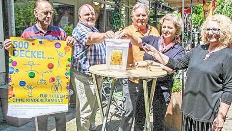 Marina Schmitt, Anne Spoerl, Klaus Stengl, Werner Badum und Günter Nohynek (v. re.) stellten die Hilfsaktion im Cafe Kitsch vor.  Foto: A. Schmitt