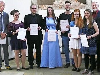 Die Jahrgangsbesten der Berufsfachschule für Musik Oberfranken mit Schulleiter Andreas Wolf (links) und dem Leitenden Regierungsschuldirektor Jürgen Keil (rechts): dazwischen die Schüler mit Zeugnissen (v. l.) Mieneke Büker, Lukas Roth, Danielle Cîmpean, Philipp Mohr, Johanna Klett und Hanna Josiger  Foto: Hofmann