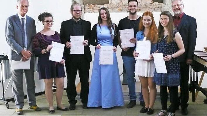 Die Jahrgangsbesten der Berufsfachschule für Musik Oberfranken mit Schulleiter Andreas Wolf (links) und dem Leitenden Regierungsschuldirektor Jürgen Keil (rechts): dazwischen die Schüler mit Zeugnissen (v. l.) Mieneke Büker, Lukas Roth, Danielle Cîmpean, Philipp Mohr, Johanna Klett und Hanna Josiger  Foto: Hofmann