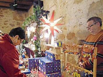 Käufer und Verkäufer in der Kulturscheune  Foto: Petra Malbrich