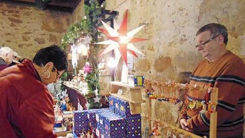 Käufer und Verkäufer in der Kulturscheune  Foto: Petra Malbrich