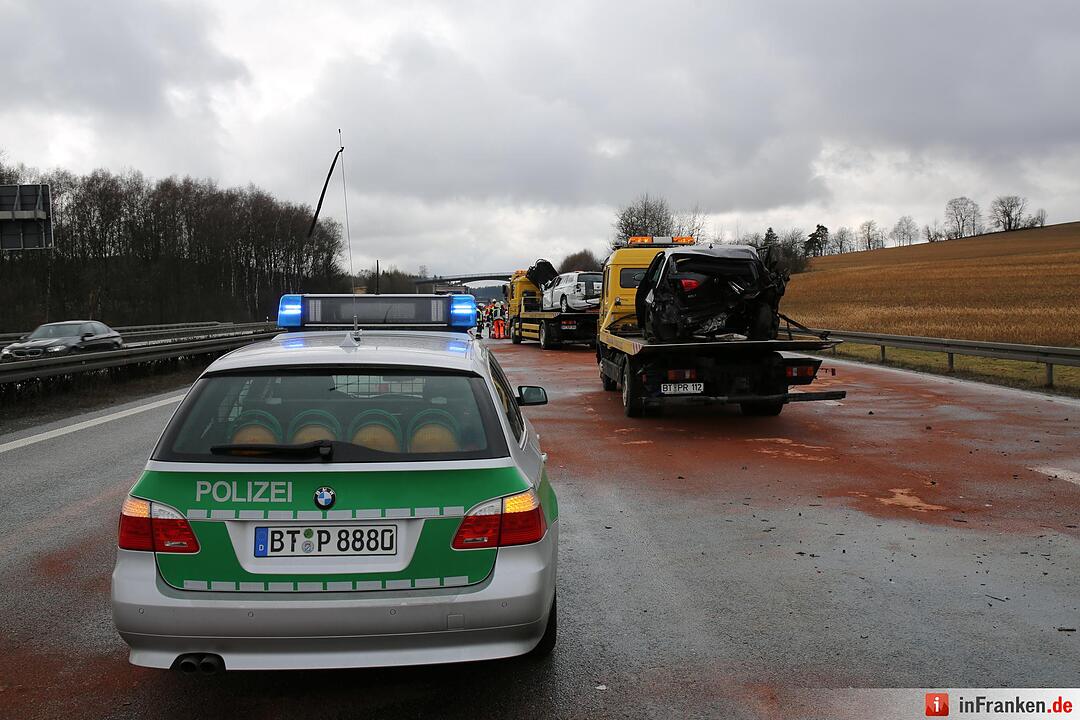 Autobahn nach Kollision von fünf Fahrzeugen komplett gesperrt - Mehrere Personen verletzt
