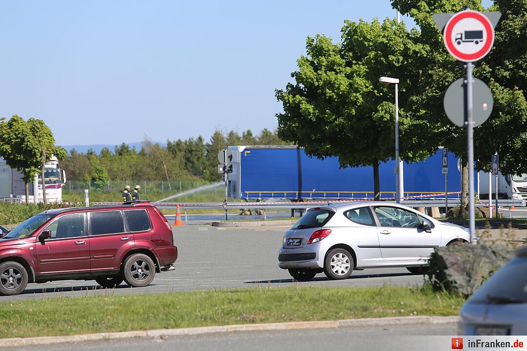 Explosionsgefahr im Kreis Hof: Aufgeheizter Gefahrguttransporter droht zu explodieren