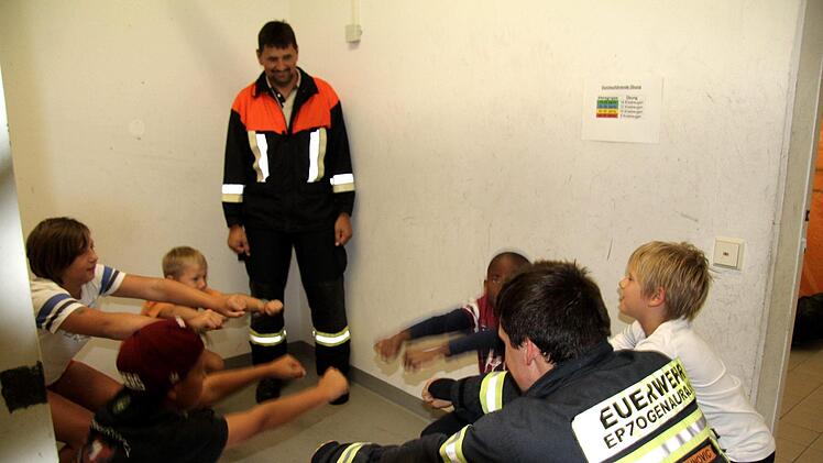 Feuerwehrleute müssen fit sein - und sollten auch nicht durch Kniebeugen außer Atem geraten.