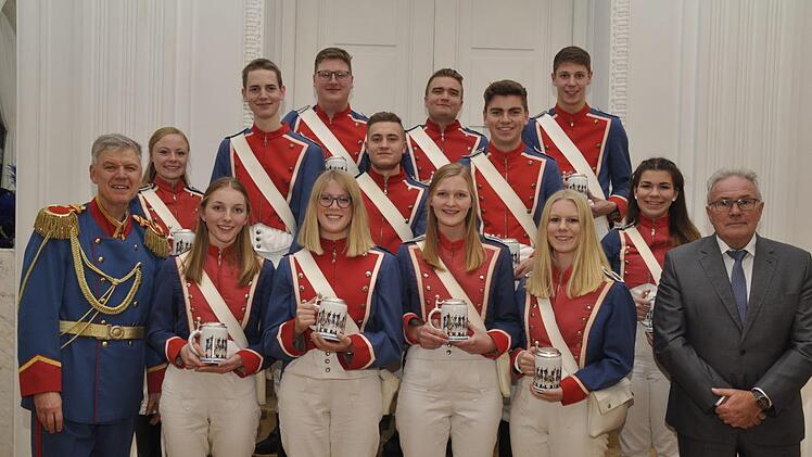 Mit dem Ehrenkrug des Jugendmusikkorps der Stadt Bad Kissingen verabschiedete Bürgermeister Thomas Leiner (rechts) und Stadtmusikdirektor Bernd Hammer (links): Max Arnold, Moritz Memmel, Lukas Liebler (hintere Reihe) Anna-Lena Back, Ferdinand Kässner, Felix Back, Fabian Rottenberger, Antonia Grob (mittlere Reihe), Kristina Back, Eva Brand, Johanna Leirich und Julia Belz (vordere Reihe). Foto: Peter Klopf