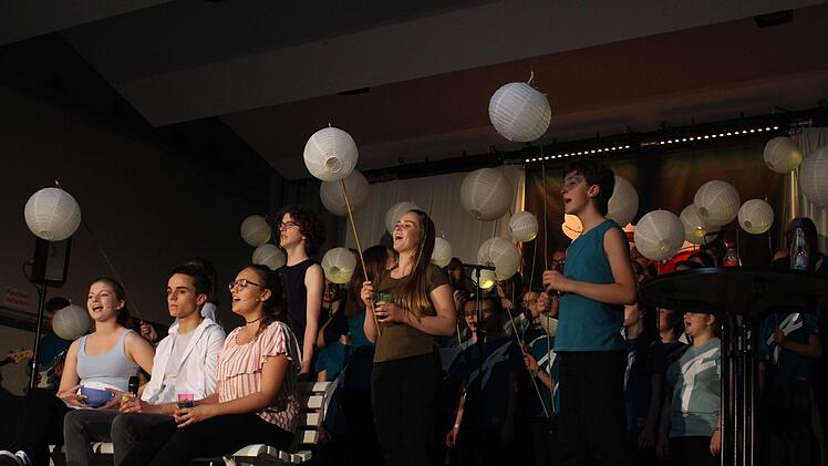 Was die Darsteller im Musical "Herzschlag" in der Ebrachtalhalle Wachenroth auf die Bühne brachte, hat das Publikum überzeugt.  Evi Seeger