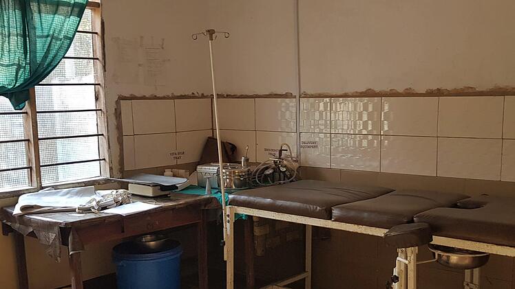 Im Krankenhaus freute sich der Arzt, dem es quasi an allem fehlt, &uuml;ber die gro&szlig;e Menge an Verbandsamaterial, das die deutschen Helfer mitgebracht haben.Uwe Tobaben