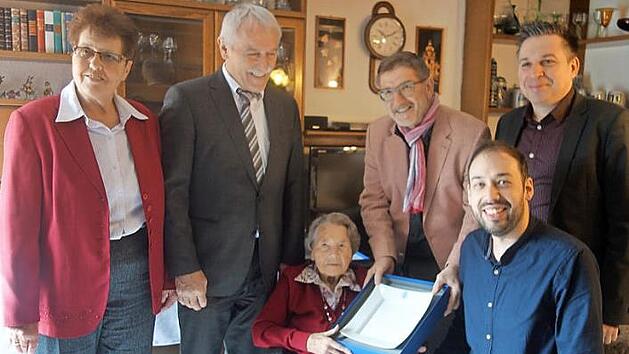 Landtagsabgeordneter Michael Busch (Vierter von links) übergibt die Ehrenschale des Bayerischen Ministerpräsidenten, verbunden mit liebevollen Glückwünschen, an die Jubilarin Elfriede Kittel im Beisein von (von links) Heidrun Hauptmann, Zweitem Bürgermeister Werner Hanke, der seitens der Gemeinde Weitramsdorf gratulierte, Dominic Juck und Carsten Höllein. Foto: Doris Weidner