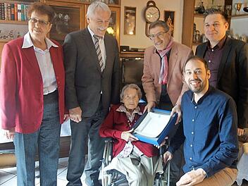 Landtagsabgeordneter Michael Busch (Vierter von links) übergibt die Ehrenschale des Bayerischen Ministerpräsidenten, verbunden mit liebevollen Glückwünschen, an die Jubilarin Elfriede Kittel im Beisein von (von links) Heidrun Hauptmann, Zweitem Bürgermeister Werner Hanke, der seitens der Gemeinde Weitramsdorf gratulierte, Dominic Juck und Carsten Höllein. Foto: Doris Weidner