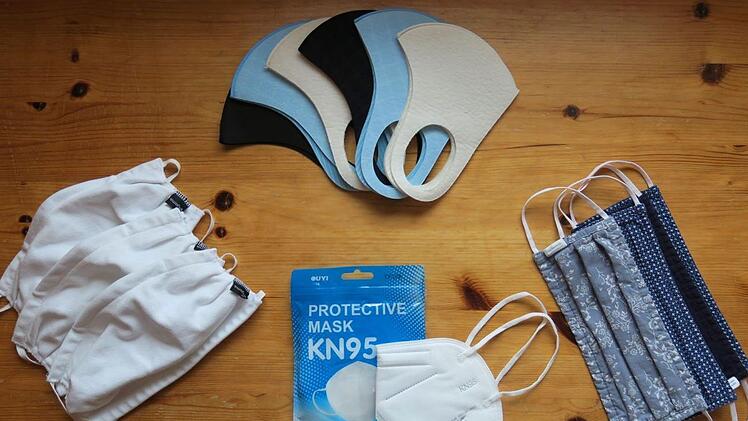 Im Gegensatz zu den Alltagsmasken, die nur das Gegenüber, aber nicht den Träger selbst schützen, schützen FFP2-Masken sowohl den Träger als auch das Gegenüber.