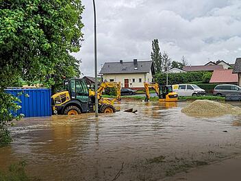 Baumaschinen stehen tief im Wasser - fast überall im Landkreis das gleiche Bild.