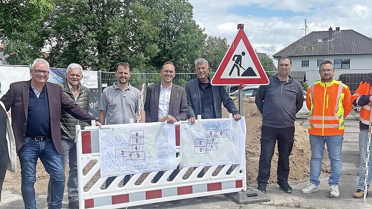 Von links: Nicole Wehner (Gesch&auml;ftsleitung Gemeinde Oberthulba), J&uuml;rgen Weigand (Vertriebsleiter Habnet), Horst Geier (Bauverwaltung), Andreas Becker (Technischer Leiter), B&uuml;rgermeister Mario G&ouml;tz, Gesch&auml;ftsf&uuml;hrer Matthias Metz, Andreas Mehling (B...