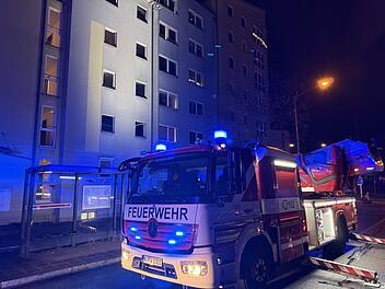 Feuer in Mehrfamilienhaus in N&uuml;rnberg: 30 Bewohner in Sicherheit gebracht