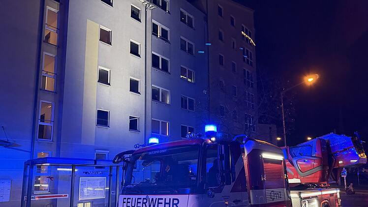 Feuer in Mehrfamilienhaus in N&uuml;rnberg: 30 Bewohner in Sicherheit gebracht