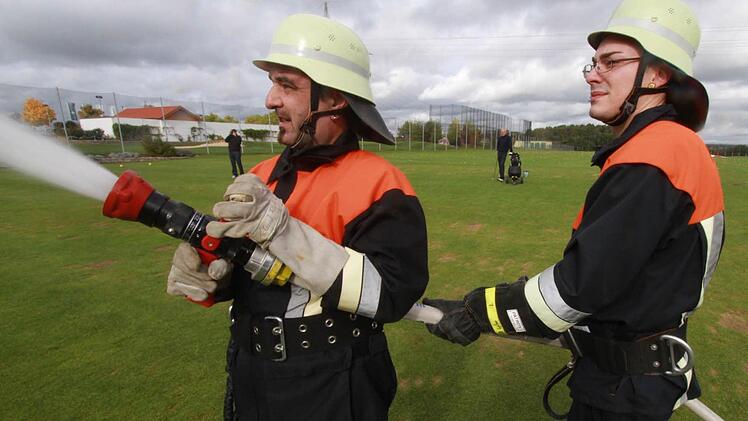 Aber auch die Feuerwehrler behielten die Ruhe. Im Hintergrund wurde Abschlag geübt, im Vordergrund das Dach gelöscht.