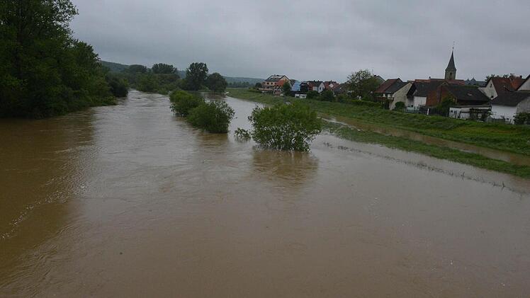 Der Main bei Kemmern machte sich bereits am Samstag mächtig breit. Am Sonntag rückte er noch näher an die Deichkante heran.