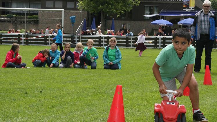 Ferhat Gadhi (9) hat die volle Unterstützung der Grafengehaiger Naturkids-Mannschaft - und er gibt alles auf dem Bobbycar - und stellt die Weichen zum Sieg.