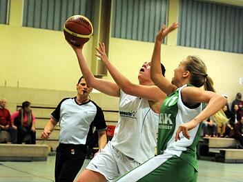 Ein gutes Händchen: Sara Ludwig (links, gegen Sina Dorberth), erzielte im Spiel gegen den SC Kemmern 18 Punkte für die SG Oerlenbach/Ebenhausen. Foto: Hopf