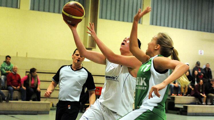 Ein gutes Händchen: Sara Ludwig (links, gegen Sina Dorberth), erzielte im Spiel gegen den SC Kemmern 18 Punkte für die SG Oerlenbach/Ebenhausen. Foto: Hopf