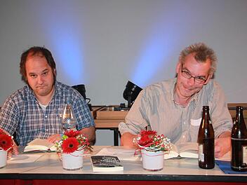 Bier gehört immer dazu: Matthias Egersdörfer (li.) und Jürgen Roth lasen in Höchstadt aus ihrem Franken-Buch. Foto: Rudolf Görtler