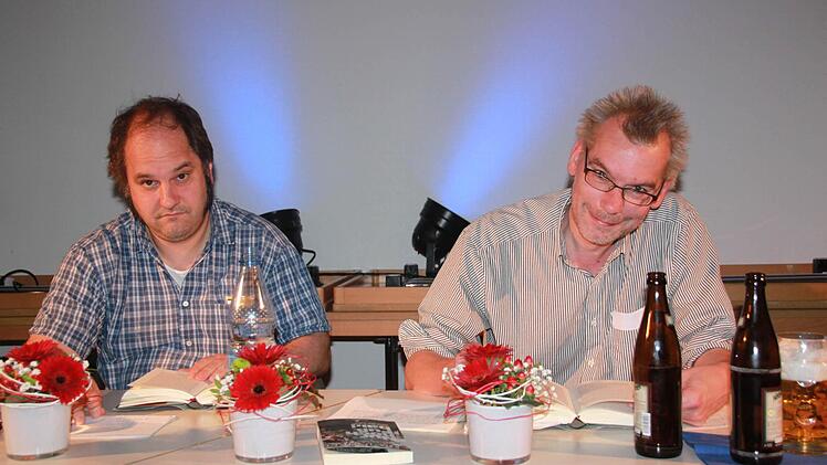 Bier gehört immer dazu: Matthias Egersdörfer (li.) und Jürgen Roth lasen in Höchstadt aus ihrem Franken-Buch. Foto: Rudolf Görtler