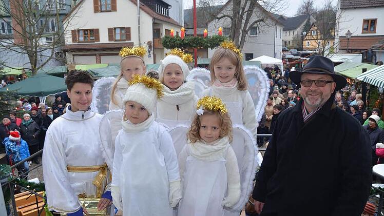Bürgermeister Egon Herrmann (rechts), das Christkind und die Engel eröffneten den Weihnachtsmarkt: Im Bild Julia Kalb (Christkind), vorne, Pauline Bahr, Pauline Kempf, hinten von links, Anna Romberg, Marlene Gögelein, Annika Kaufmann. Foto: Hofmann