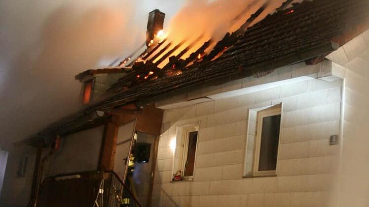 Als die ersten Feuerwehren eintrafen, brannte der Dachstuhl bereits lichterloh. Fotos: Stefan Johannes