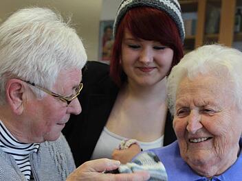 Käthe Bedau, Schülerin Jaqueline Baumüller und Seniorin Irmgard Mayr mit ein paar ihrer Handarbeiten. Foto: Katharina Müller-Sanke
