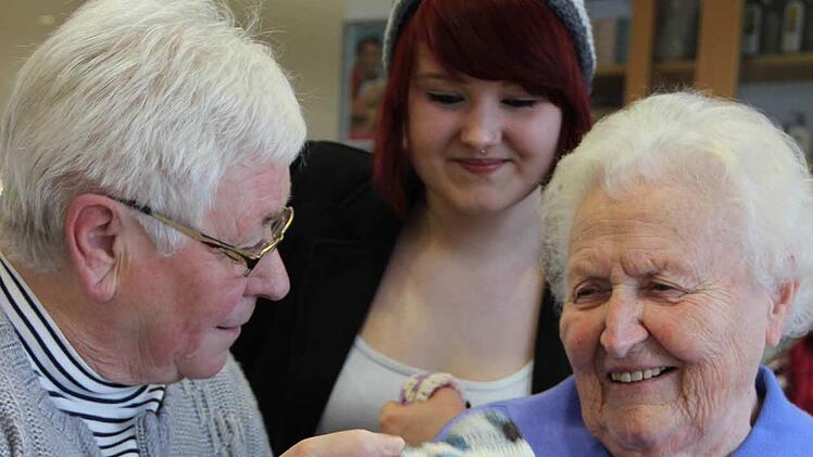 Käthe Bedau, Schülerin Jaqueline Baumüller und Seniorin Irmgard Mayr mit ein paar ihrer Handarbeiten. Foto: Katharina Müller-Sanke