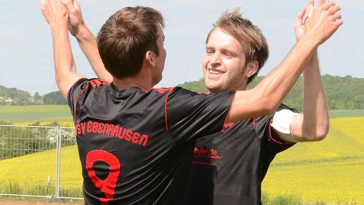 Brüder als Vorbereiter und Schütze: Den Flankenball von Matthias Dees (links) hatte Sebastian Dees per Kopf veredelt. Es war der erste Ebenhäuser Treffer beim 3:1-Derbysieg in Oerlenbach. Foto: Jürgen Schmitt