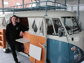 Einst Hippie und günstig - jetzt wertvoll und hip: den VW T1-Camper aus dem Jahre 1965, der bei einer Versteigerung in den USA entdeckt wurde, hat Sebastian Dormann liebevoll restauriert. Heute kostet er stolze 65 900 Euro. Foto: Andreas Oswald