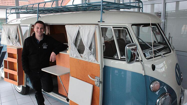 Einst Hippie und günstig - jetzt wertvoll und hip: den VW T1-Camper aus dem Jahre 1965, der bei einer Versteigerung in den USA entdeckt wurde, hat Sebastian Dormann liebevoll restauriert. Heute kostet er stolze 65 900 Euro. Foto: Andreas Oswald