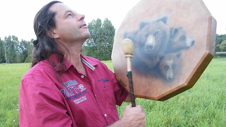 Horst Aulinger ist Schamane. Alle Trommeln, die er f&uuml;r seine Arbeit verwendet, baut er selbst. Foto: privat