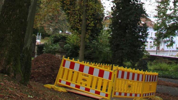 ... ist auf dem alten Friedhof ein frisches Grab ausgehoben. Fotos: Sonny Adam