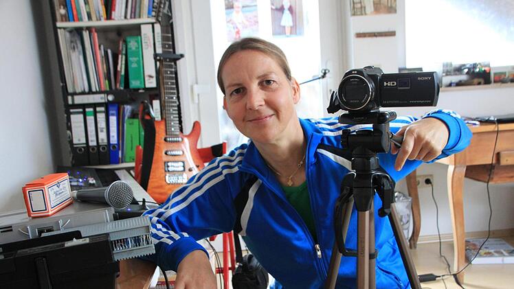 Milli Genth gastiert mit ihrem musikalischen Multimedia-Programm im Schrimpf´schen Schloss von Poppenlauer.Heike Beudert