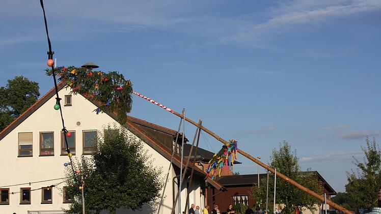 Fast geschafft: Nach getaner Arbeit wird zum Tanz geladen.