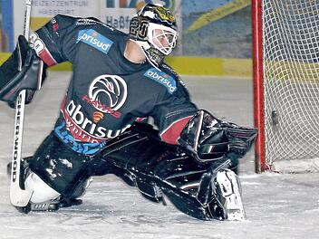 Trotz guter Leistung war auch "Hexer" Martin Hildenbrand chancenlos bei der deutlichen 1:8-Niederlage der Haßfurt Hawks in Geretsried. Der Bayernligist agierte läuferisch stark und hatte in der Mannschaft keine einzige Schwachstelle.  Foto: Ralf Naumann